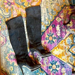 Over the knee… still very trendy!